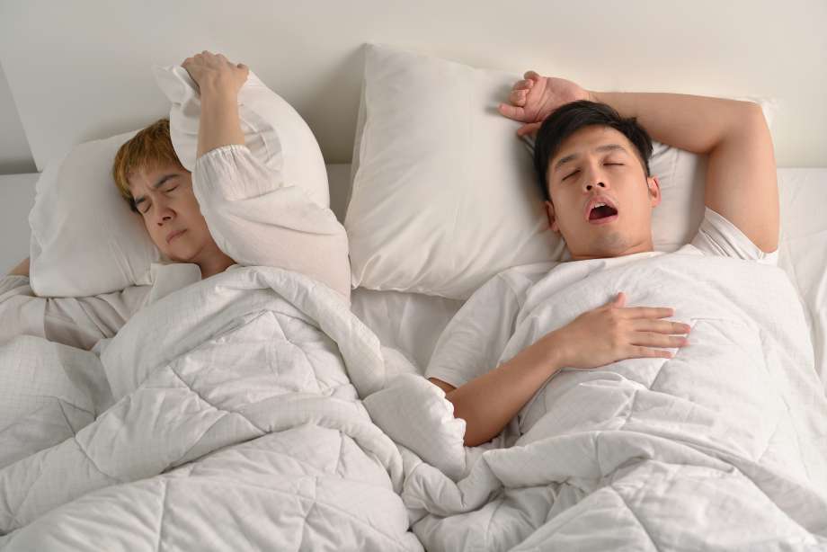 Différencier ronflement et apnée du sommeil : symptômes, dangers et solutions