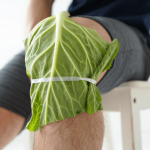 Les feuilles de chou peuvent-elles vraiment réduire les douleurs au genou ?