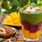 Smoothies d'été aux fruits et aux noix pour un apport énergétique quotidien