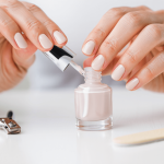 Le vernis à ongles provoque-t-il des mycoses des ongles ?