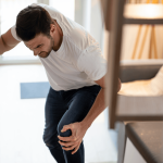 Douleurs au genou après avoir monté les escaliers ? Causes et solutions simples pour vous soulager.