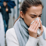 Pourquoi attrape-t-on plus de rhumes et de grippes lors des changements de saison ?