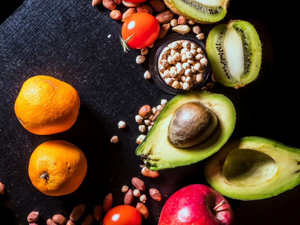 Variété d'aliments riches en nutriments : poisson, œufs, légumes verts, noix et graines