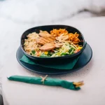 Assiette équilibrée avec saumon, épinards et légumes colorés pour la santé des cheveux