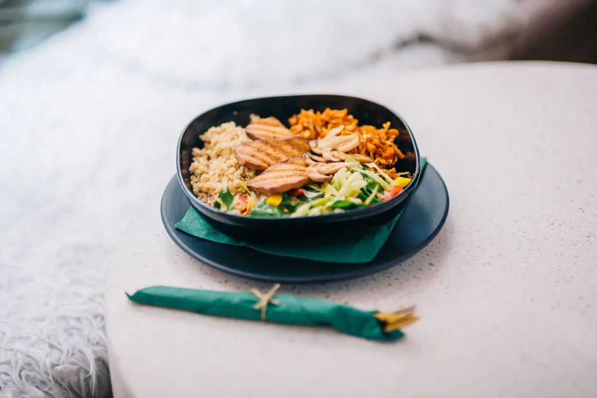 Assiette équilibrée avec saumon, épinards et légumes colorés pour la santé des cheveux