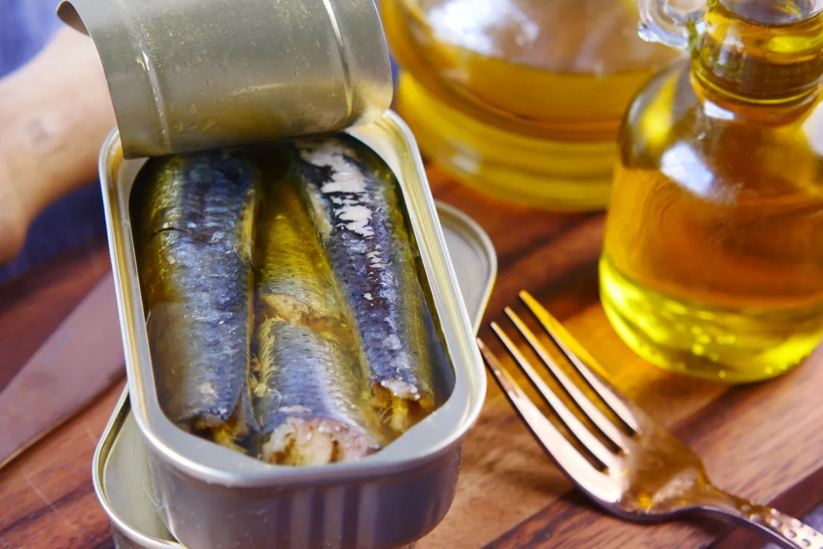 Boîtes de sardines et maquereaux en conserve, aliments pratiques riches en oméga-3