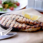 Aliments riches en oméga-3 : poissons gras, graines et huiles sur un plan de travail