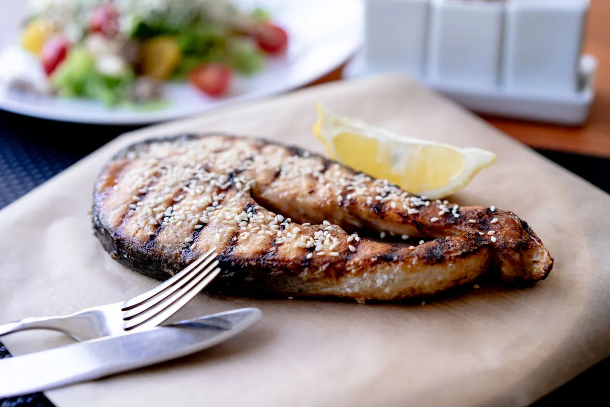 Aliments riches en oméga-3 : poissons gras, graines et huiles sur un plan de travail