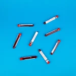Capsule de supplément et résultats d'analyse lipidique sur un bureau médical