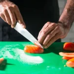 Cuisine humide pendant la mousson avec légumes frais et ustensiles de cuisson