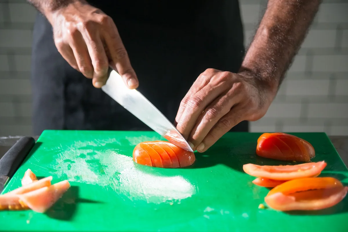 Cuisine humide pendant la mousson avec légumes frais et ustensiles de cuisson