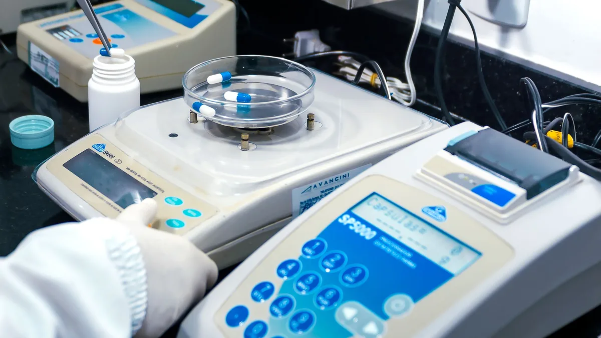 Équipement de laboratoire pour analyser la composition du lait et détecter les additifs