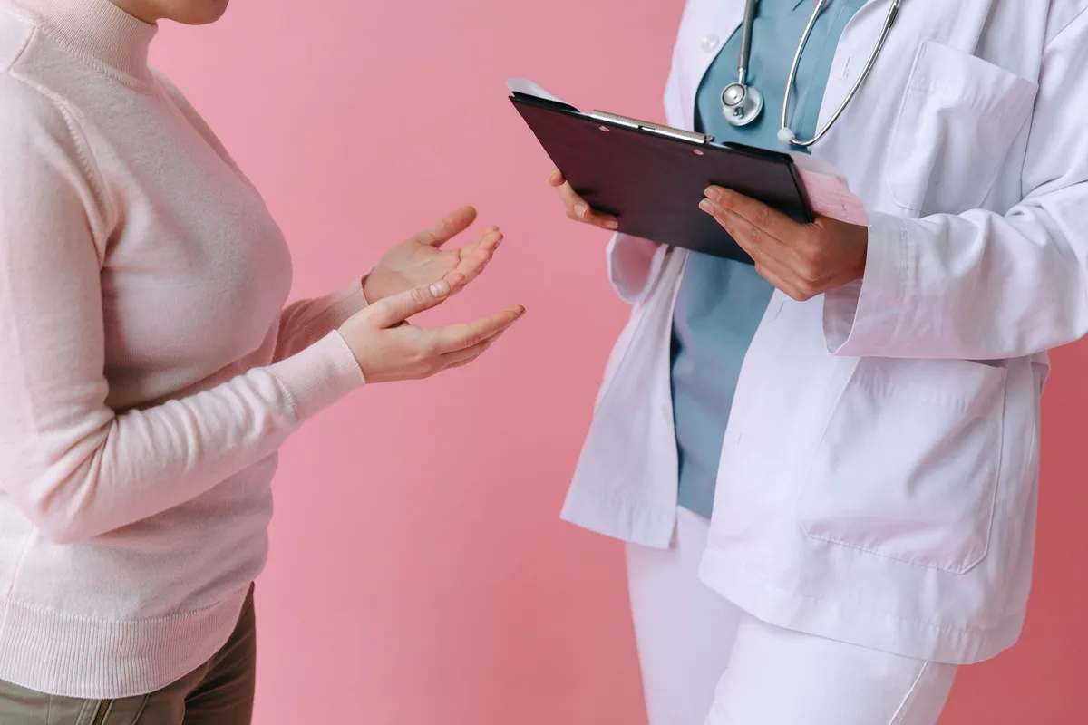 Consultation médicale : patient discutant avec son médecin