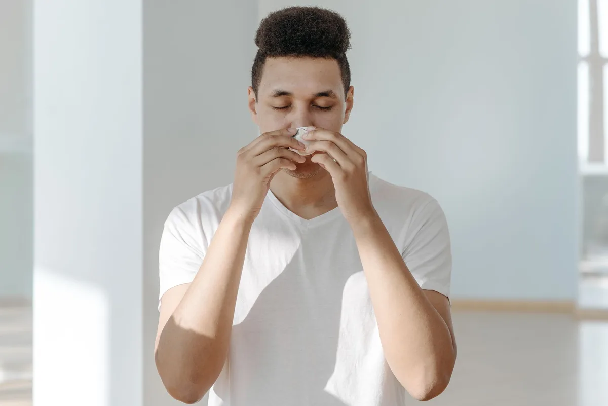 Personne effectuant un lavage nasal avec un pot neti pour soulager la congestion des sinus