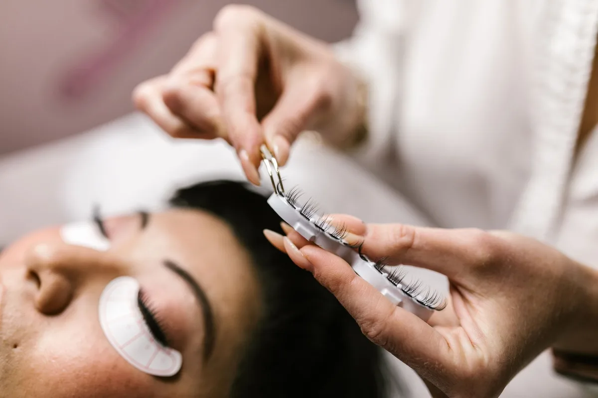 Application étape par étape du gel liftant avec recourbe-cils pour un rehaussement naturel