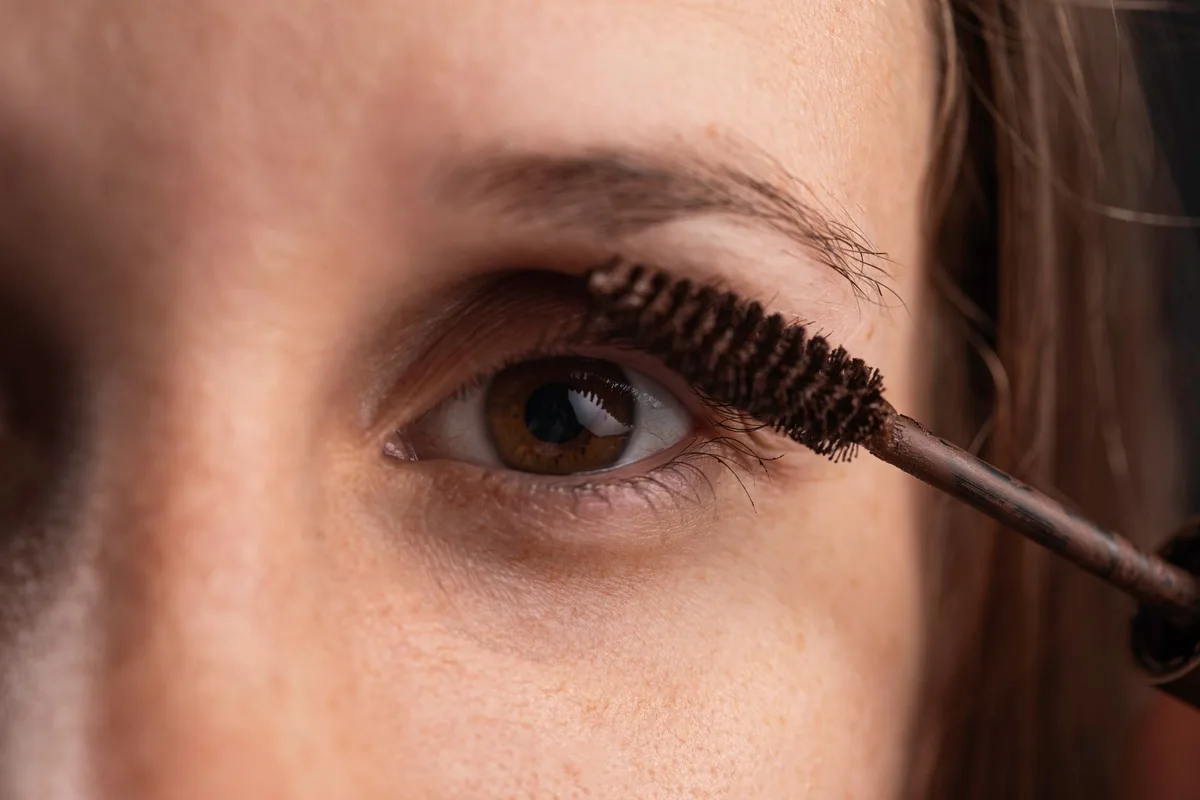 Mascara allongeant appliqué sur des cils rehaussés au gel coiffant