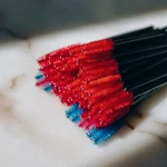 Application d'un gel liftant pour cils avec un goupillon, en routine matinale