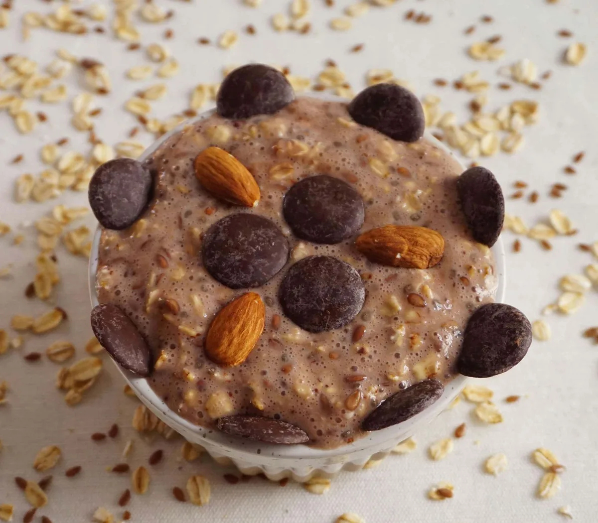 Assortiment d'aliments riches en magnésium : graines de courge, amandes, graines de chia et chocolat noir
