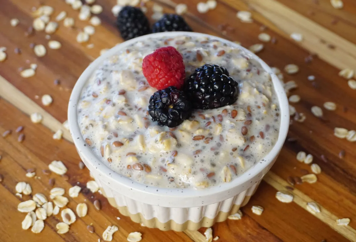 Petit-déjeuner avec porridge complet, graines de lin et fruits frais