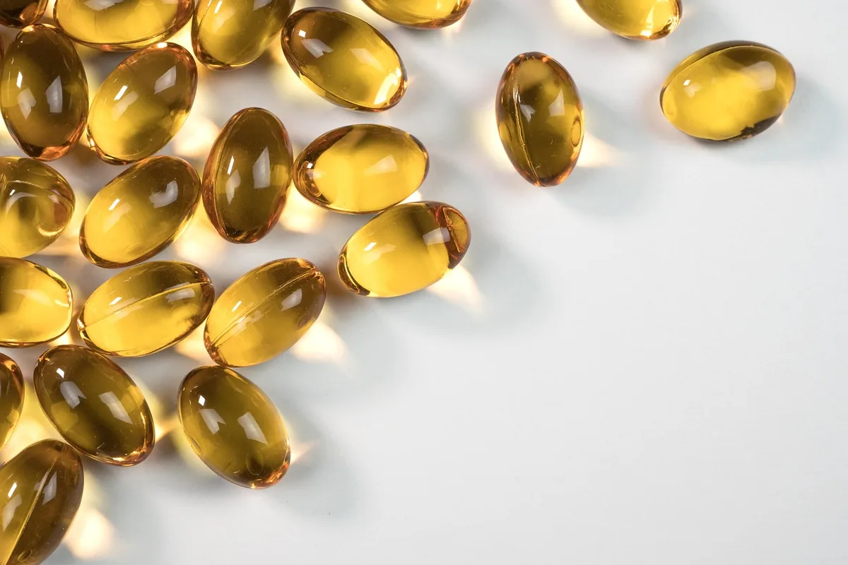 Capsules et comprimés dosés sur une surface, illustrant l'importance de respecter la posologie recommandée