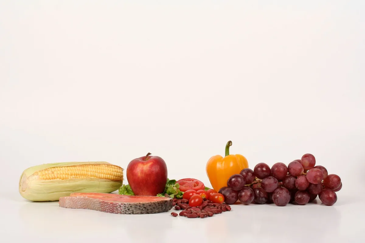 Assiette équilibrée avec protéines, légumes et aliments variés