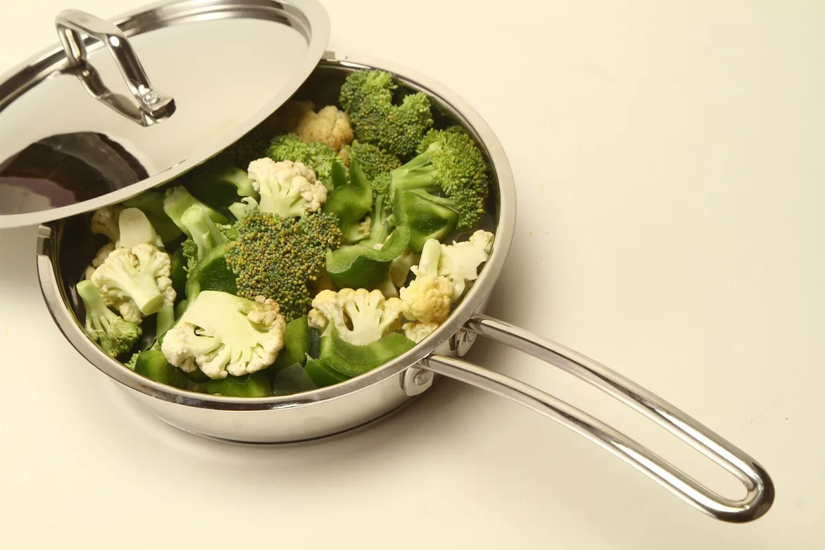 Différentes méthodes de cuisson : poêle, four et cocotte pour préserver les minéraux