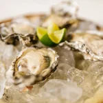 Aliments riches en zinc : huîtres, viande, graines et légumineuses sur une table