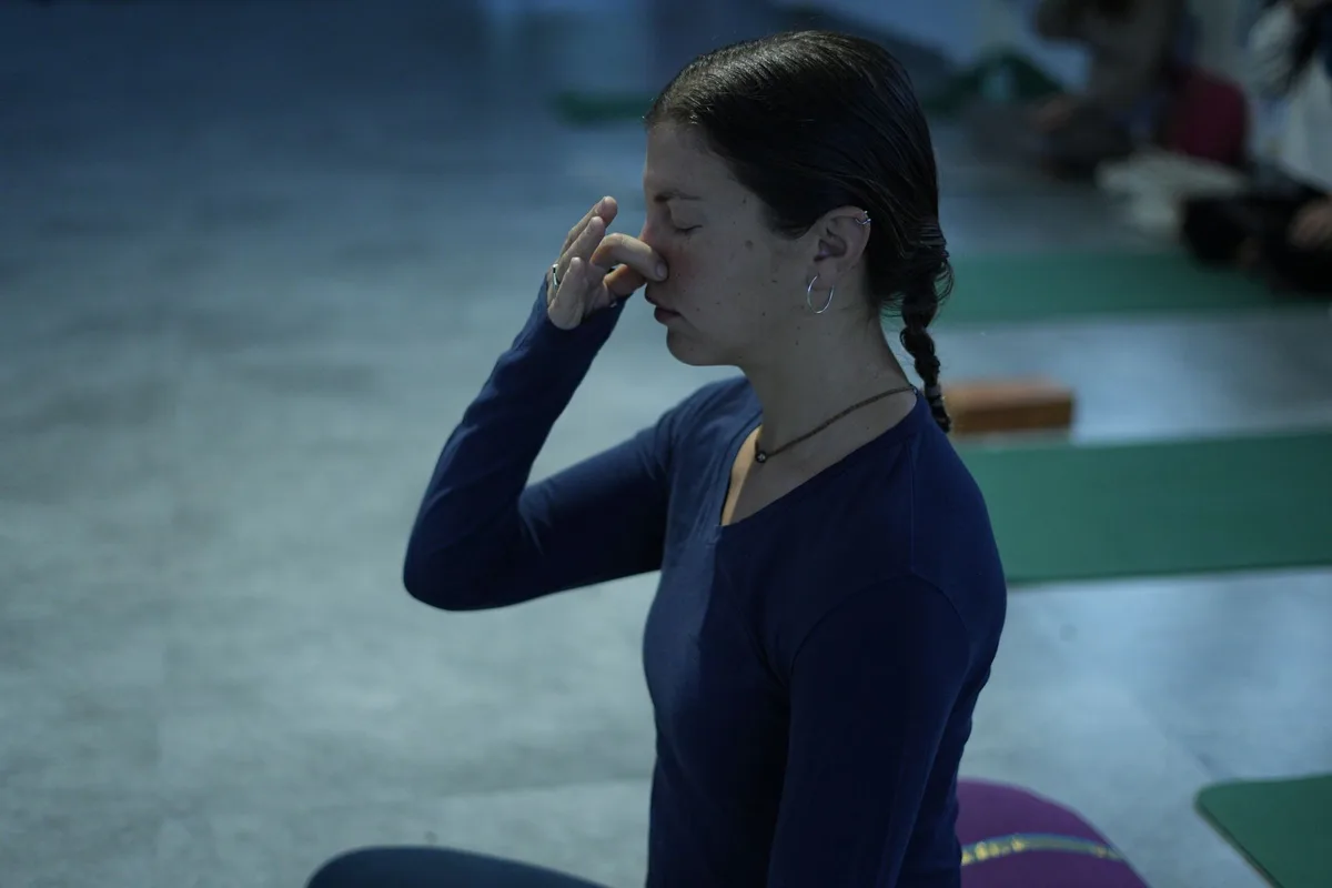 Démonstration d'une technique de respiration yogique douce avec les mains guidant le flux respiratoire.
