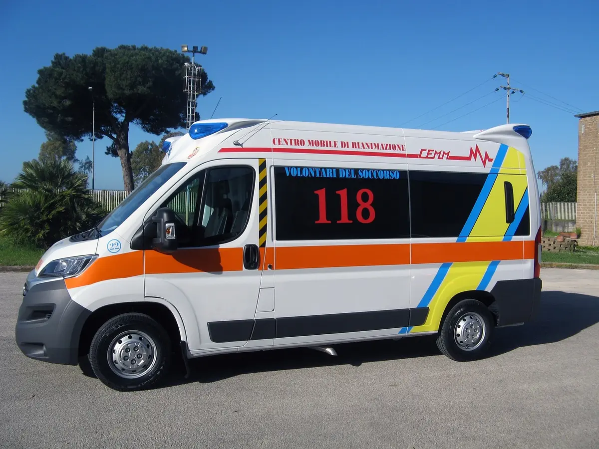 Ambulance devant l'entrée d'un hôpital, prise en charge urgente d'un patient