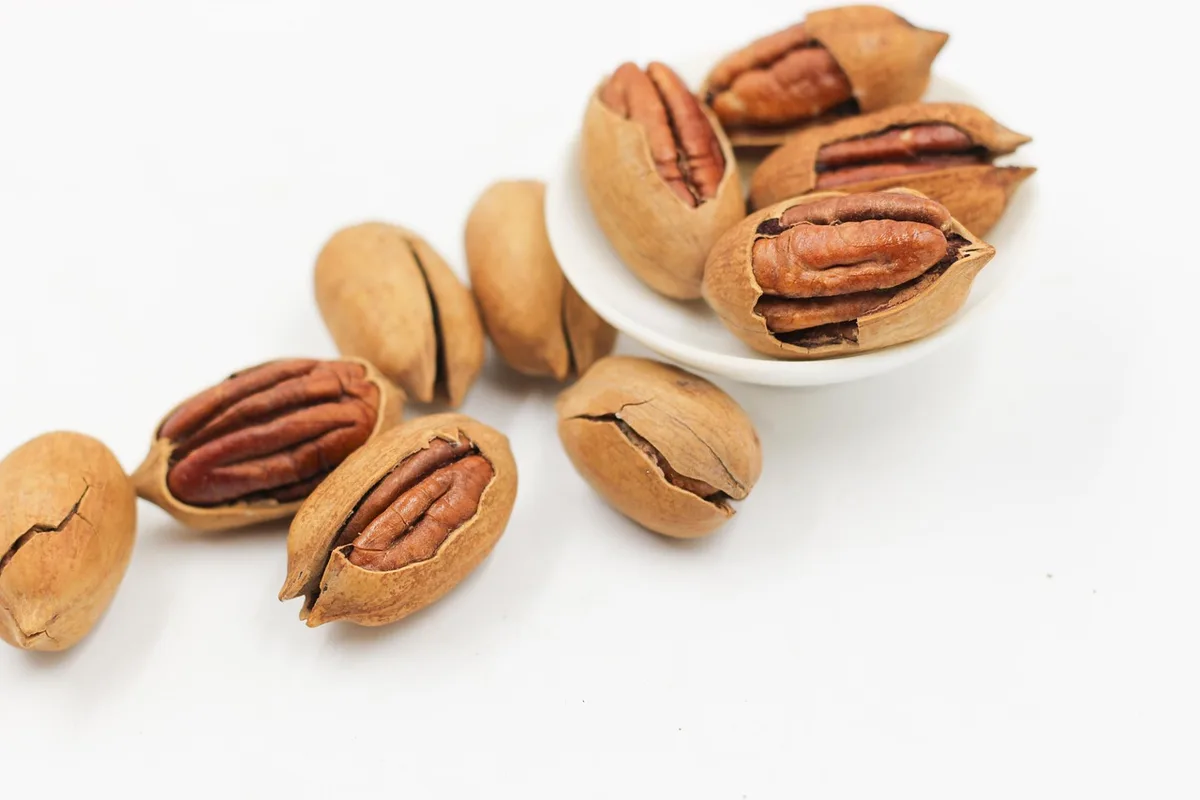 Assortiment d'aliments sources de biotine : foie, œufs cuits, noix et patate douce