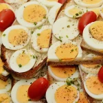 Petit-déjeuner protéiné sur une table de cuisine avec carnet et tasse de tisane