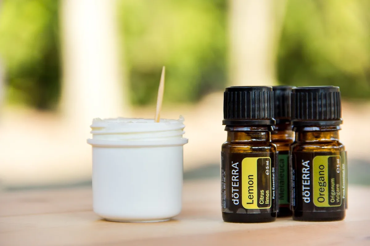 Étiquette d'un complément montrant origine et dosage sur fond blanc