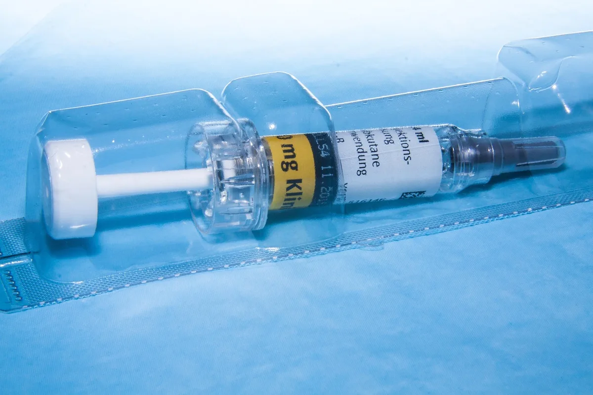 Emballage de médicament avec étiquette mal imprimée et blister abîmé