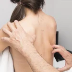 Personne toussant dans un mouchoir, symptôme de troubles bronchiques