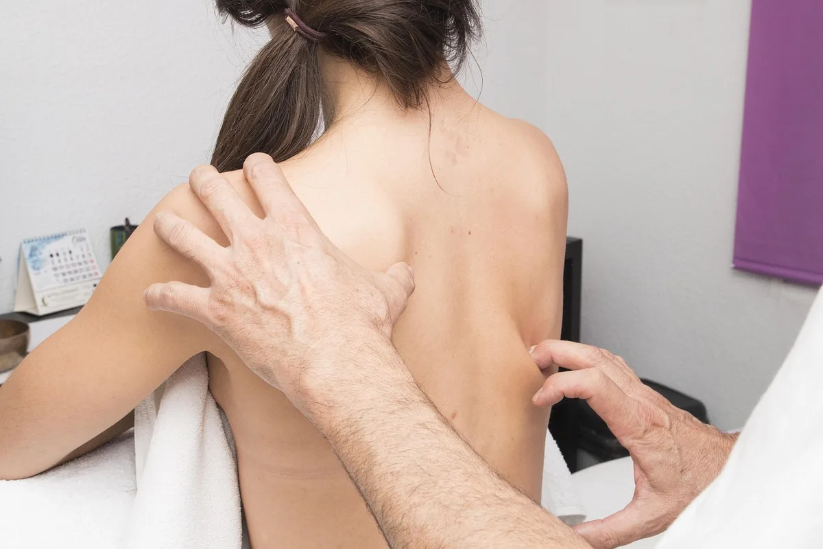 Personne toussant dans un mouchoir, symptôme de troubles bronchiques