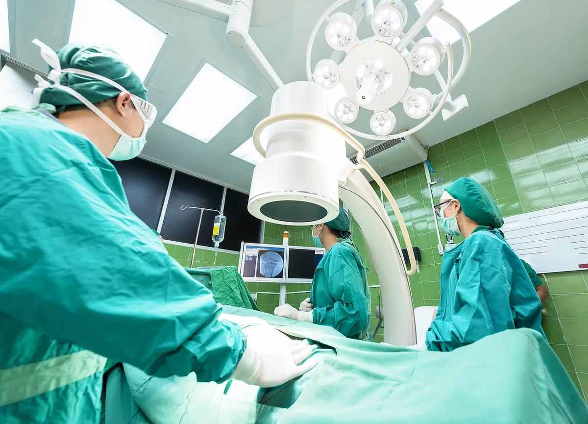 Patient montrant des signes d'alerte : gonflement des chevilles et du visage