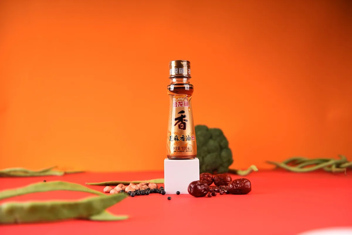 Bouteille d'huile conservée au réfrigérateur sur une étagère