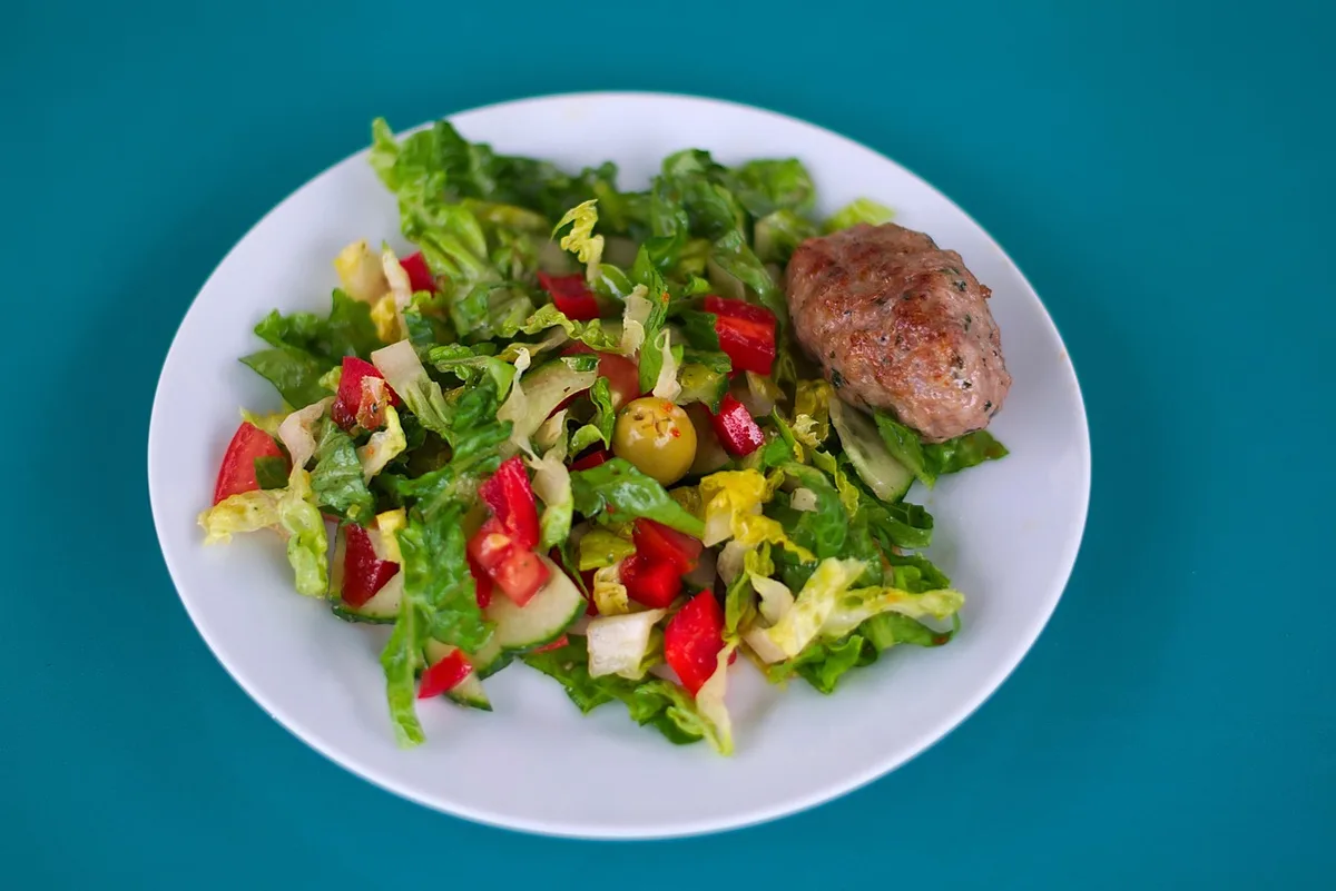 Repas nutritif sur une table près d'une fenêtre en lumière du jour