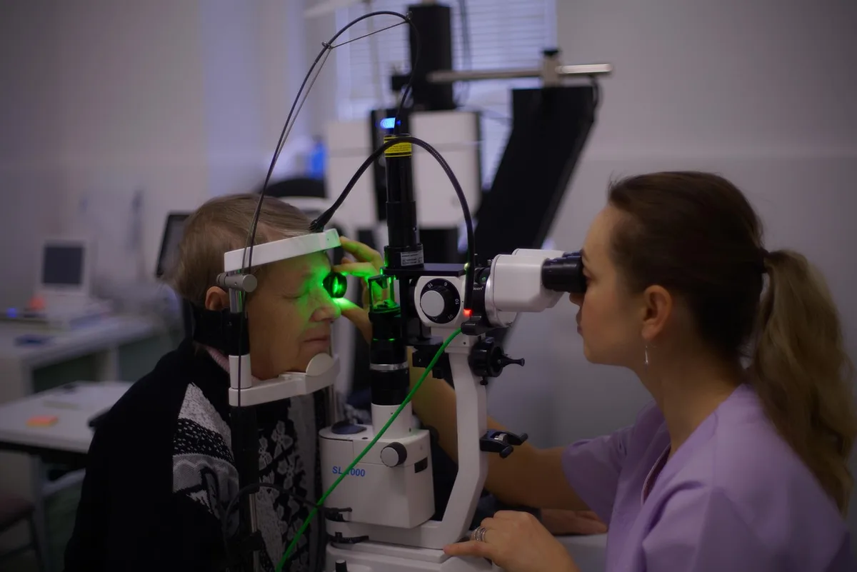 Médecin réalisant un test cognitif en consultation dans un cabinet lumineux