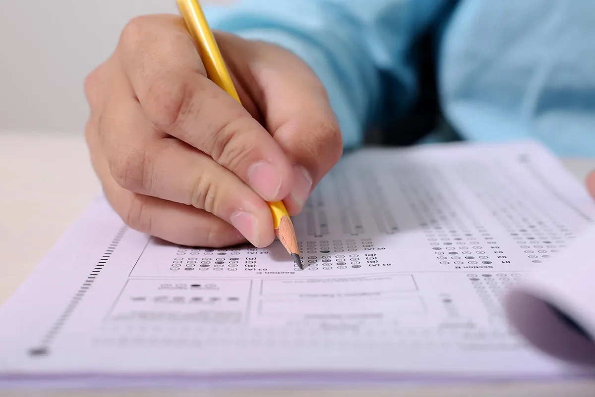 Bureau médical avec tests cognitifs et ordinateur, prêt pour un bilan cognitif