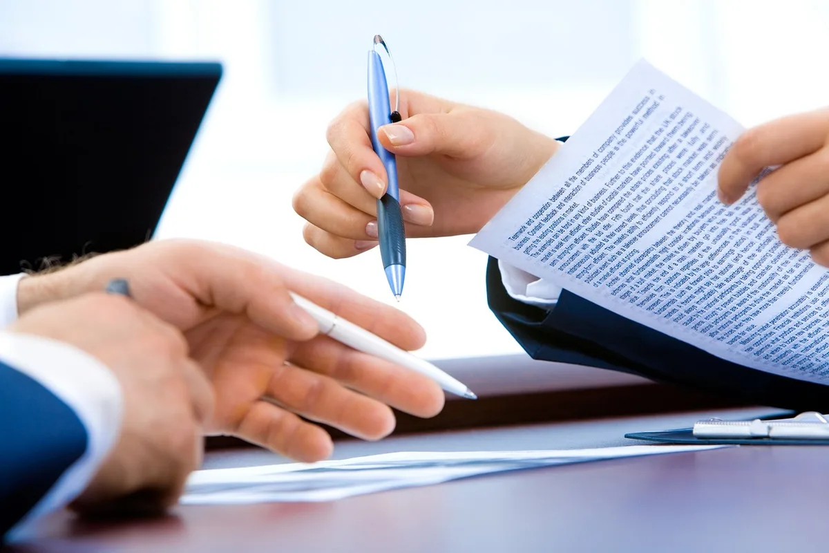 Réunion de professionnels de santé et de vétérinaires échangeant des documents
