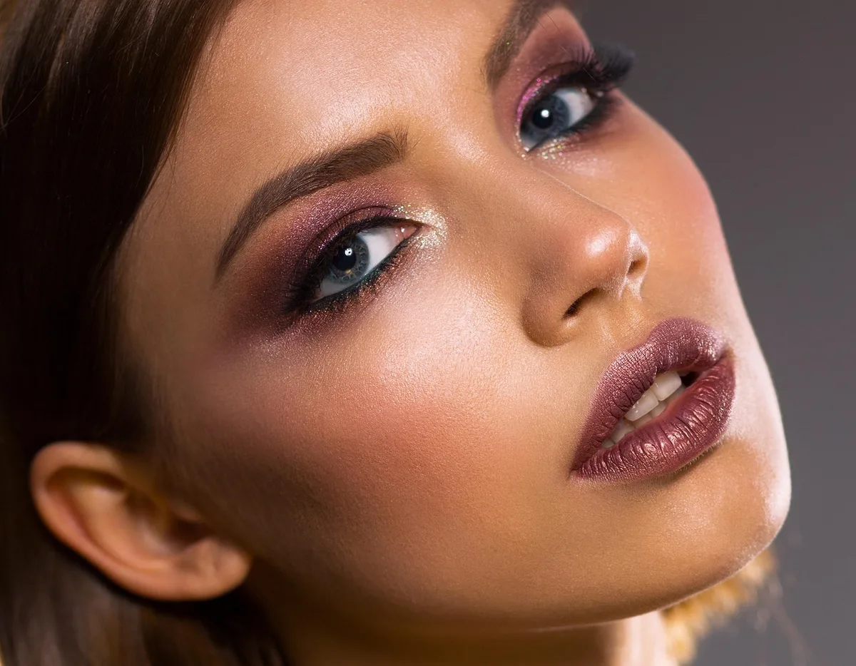 Sélection de différents produits beauté incluant soins, maquillage et parfums