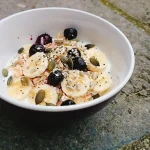 Petit déjeuner sain sur une table de cuisine en plein jour avec yaourt et légumes