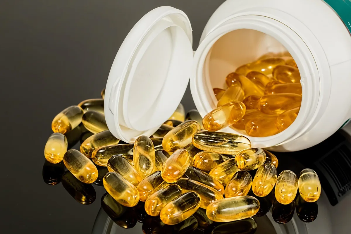 Plusieurs flacons de médicaments et comprimés pour illustrer les interactions médicamenteuses