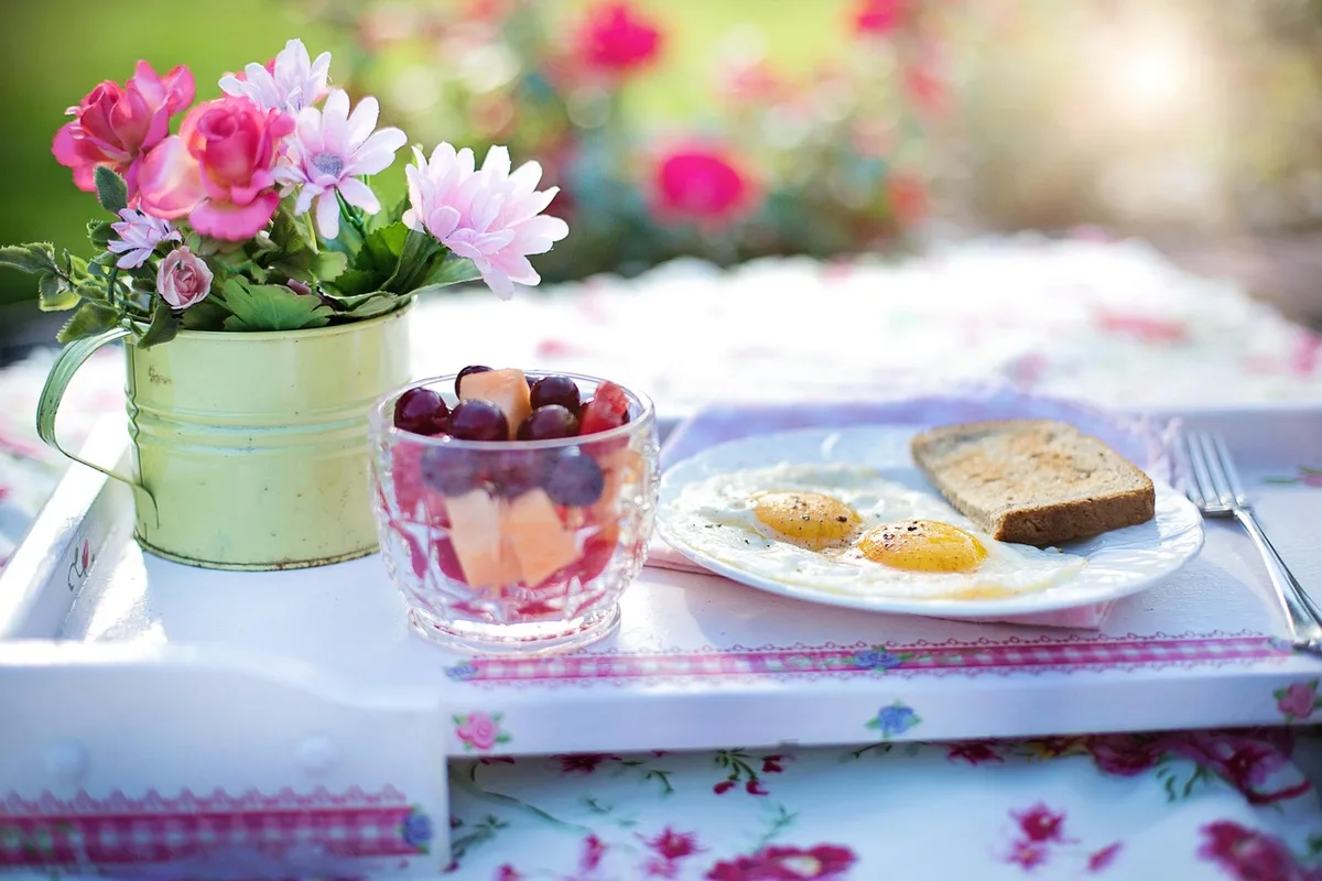 Assiette équilibrée avec légumes, protéines et glucides complets