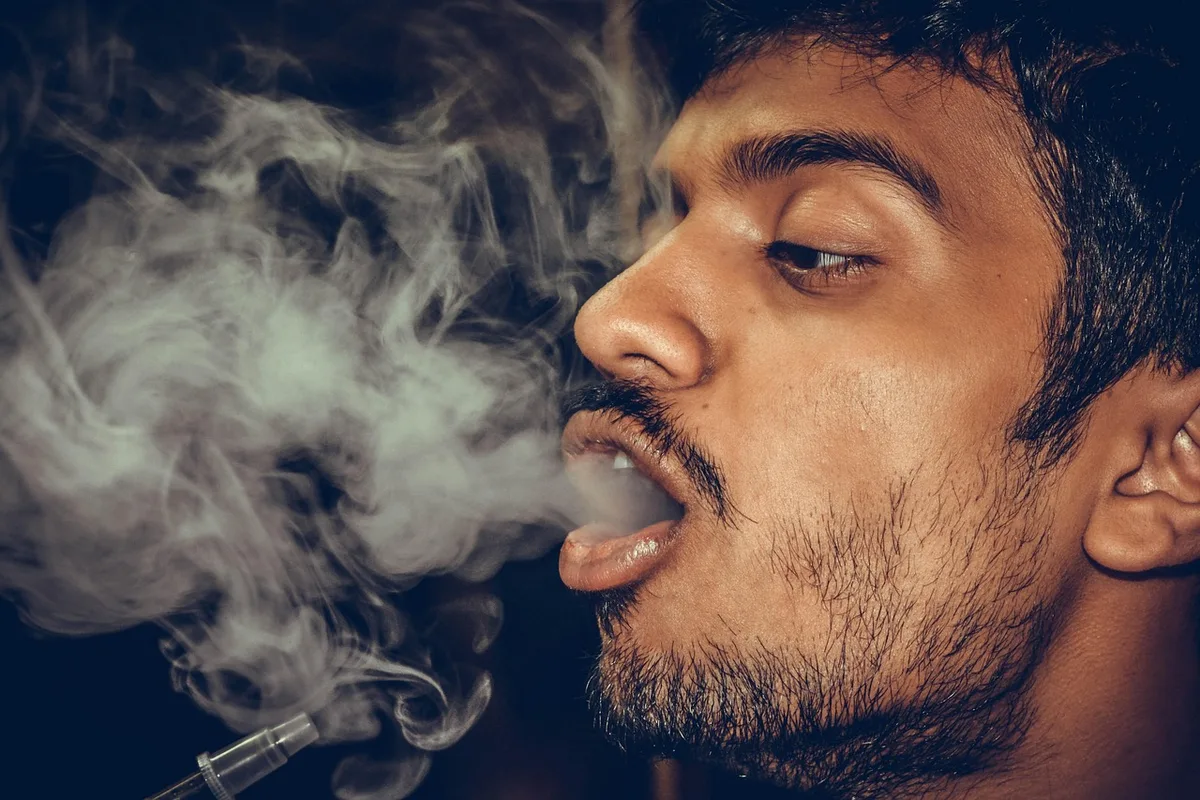 Illustration schématique d'athérosclérose accélérée chez un fumeur diabétique