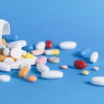 Bouteille de probiotiques et aliments sains sur un plan de travail de cuisine