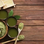 Athlète en salle de musculation avec shaker de protéines végétales et aliments sources de protéines