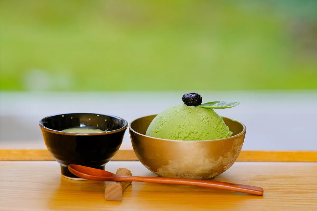 Bol de pâte avec sucre de coco et cuillère en bois prêt à être mélangé