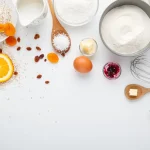 Pot de sucre de coco et cuillère en bois sur un plan de travail baigné de lumière du jour